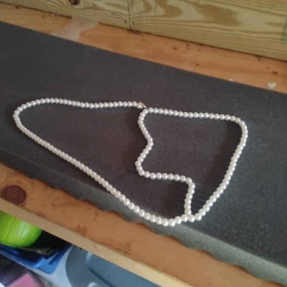 Jewelry - Elegant White Pearl Necklace